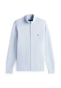  Lichtblauwe ritscardigan van zacht materiaal, met een hoge kraag, geribbelde manchetten en een klein logo op de linkerkant van de borst.