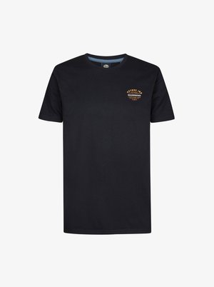 Camiseta de algodón negra de manga corta, con cuello redondo y un logo gráfico de texto naranja en la parte superior izquierda del pecho. Textura suave.