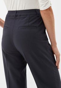 s.Oliver BLACK LABEL REGULAR - Stoffhose - dark navy