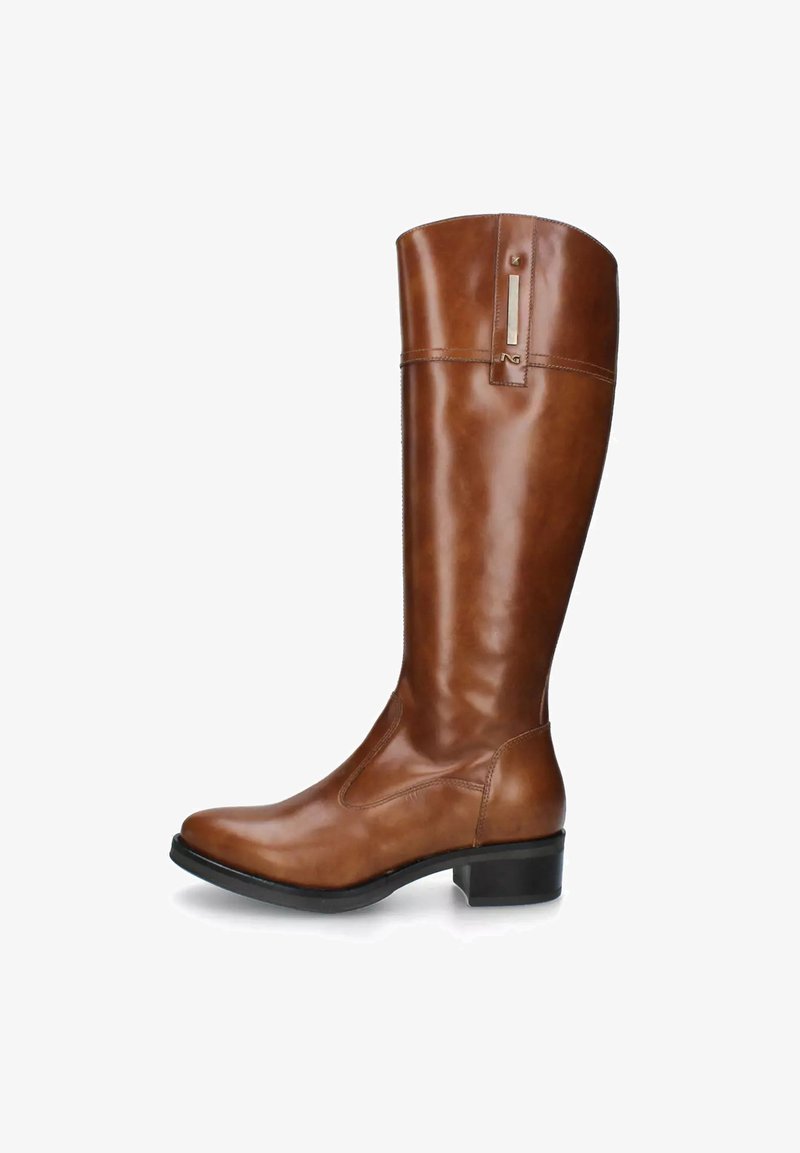 Stivale marrone in pelle altezza ginocchio con punta tondeggiante, tacco a blocco e una fascia decorativa con un accento dorato sulla parte superiore. Texture liscia.