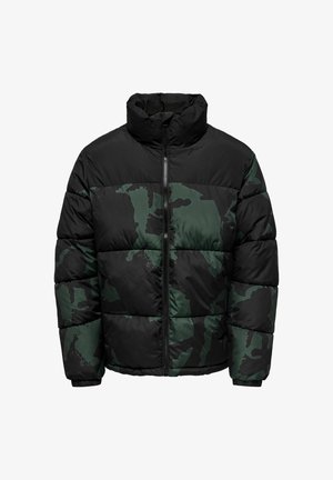 Giacca puffer in camouflage nera e verde con colletto alto, chiusura con zip, design trapuntato e polsini elasticizzati. Materiale leggero e isolato.
