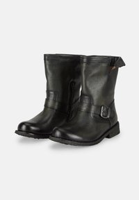 Botas de tobillo de cuero negro con un acabado texturizado, que presentan una cremallera lateral, un acento de hebilla y un tacón bajo apilado para mayor estabilidad.