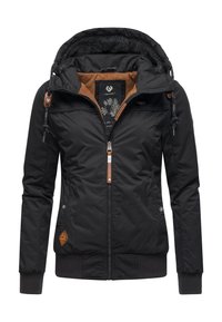 Fekete párnázott dzseki műszőrme béléssel a kapucninál, barna díszítésekkel, elasztikus mandzsettákkal és zipzáros elülső résszel. Az anyag sima és időjárásállónak tűnik.