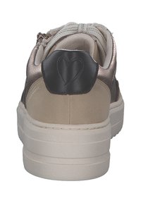 Sneaker con tomaia beige e bronzo metallico, accentuata da un tallone nero testurizzato e suola in gomma beige con cuciture prominenti.