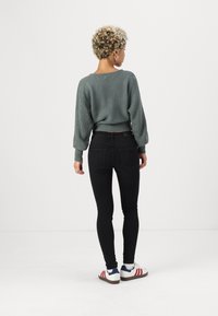 ONLY Petite ONLNINA V NECK - Vesta - balsam green
