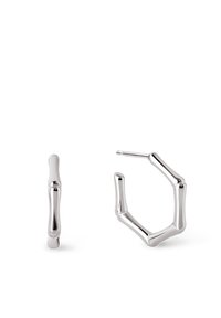 Pendientes de aro plateados con un diseño angular, que presentan un acabado pulido y una forma geométrica única. Ligero y con cierre sin costuras.