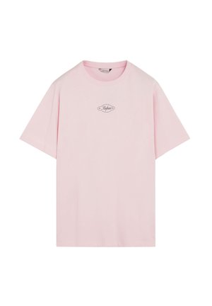 Camiseta de manga corta de color rosa claro con un pequeño logo centrado que dice "Scalpers" en letra cursiva negra en el pecho.