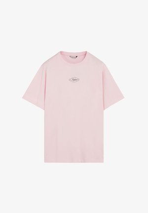 Camiseta de manga corta de color rosa claro con un pequeño logo centrado que dice "Scalpers" en letra cursiva negra en el pecho.