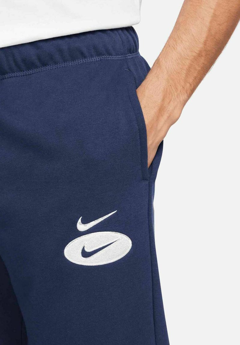 Herren Trainingsanzüge | Nike Sportswear Jogginghose nachtblau/dark-blue denim - GM75249 Herren Trainingsanzüge | Nike Sportswear Jogginghose nachtblau/dark-blue denim - GM75249