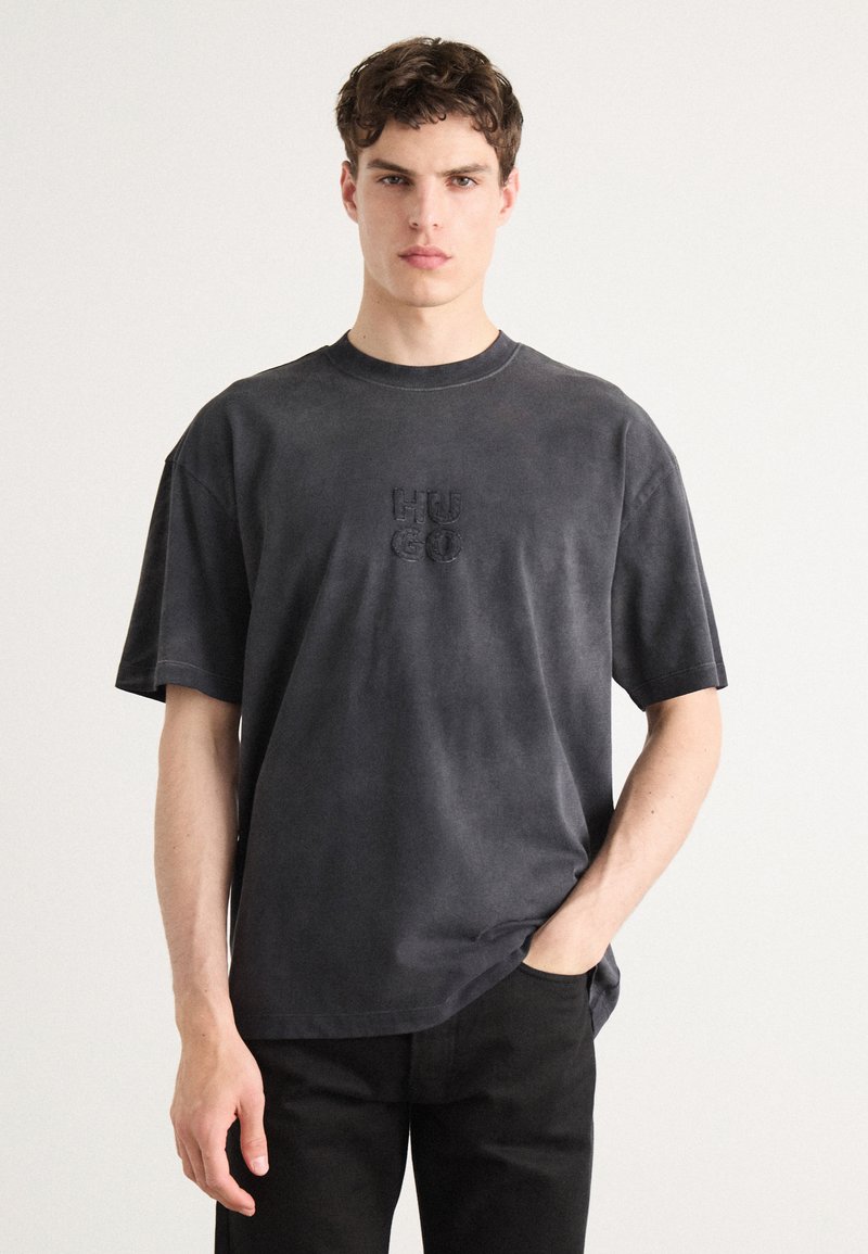 HUGO - DUTYE - Print T-shirt - black, Enlarge