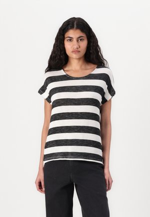 T-shirt rayé noir et blanc avec un col rond et des manches courtes, fabriqué en tissu texturé. Associé à un pantalon sombre.