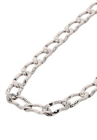 Stříbrný řetízek s velkými propletenými oválnými články, které mají texturovaný design ve tvaru vějíře na každém článku.