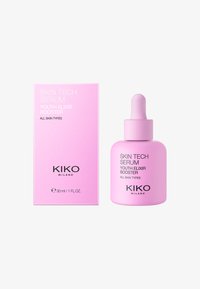 Serum KIKO Milano Skin Tech w okrągłej różowej butelce z zakraplaczem, obok dopasowanej różowej pudełka z białym tekstem, o pojemności 30 ml.