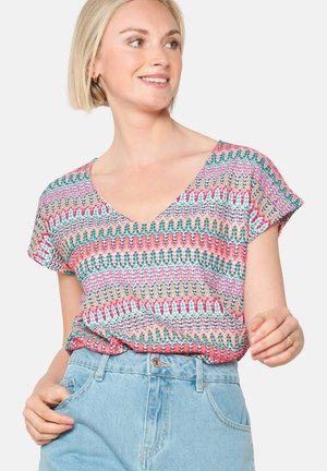 Korte mouwen top met een V-hals, featuring een multicolore zigzagpatroon in roze, groen en blauw op een lichte stof.