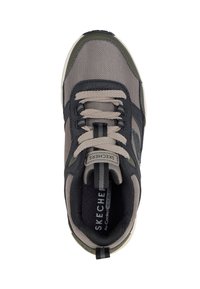 Sneaker da uomo in mesh grigio e nero, con colletto imbottito, lacci beige e suola testurizzata con dettagli verdi. Logo visibile sulla linguetta.