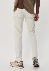 Matinique MAPETE - Slim fit jeans - broken white