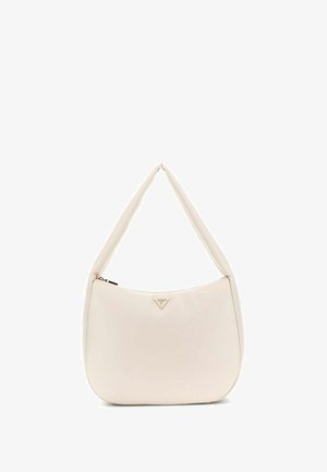 Sac hobo en cuir crème avec une forme courbée prononcée, une seule bandoulière et un détail logo triangle en or à l'avant. Fermeture éclair.