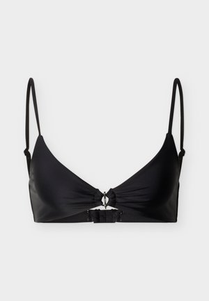 Top bikini nero con coppe triangolari, spalline regolabili e dettaglio centrale con fibbia in metallo. Tessuto liscio e lucido con design minimalista.
