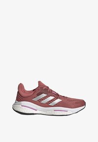 Chaussure de course marron avec semelle blanche coussinée, bandes argentées Adidas sur le côté et semelle extérieure noire, vue de profil droit.