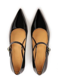 Ballet flat in vernice nera con punta affusolata, cinturino regolabile e soletta color tan. Presenta un elegante dettaglio con fibbia dorata.