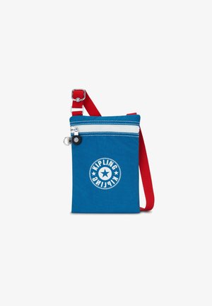 Blauwe crossbodytas met een witte ritssluiting en logo, met een rode verstelbare band en een zilveren ritslip.
