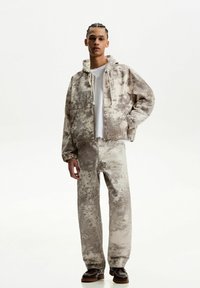Bershka - BAGGY PRINTED - Straight leg jeans - evergreen Thumbnail Image 1