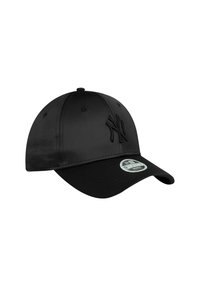 Schwarze Baseballmütze aus glattem Stoff. Mit gesticktem Logo und gebogenem Schirm. Verstellbarer Riemen hinten.