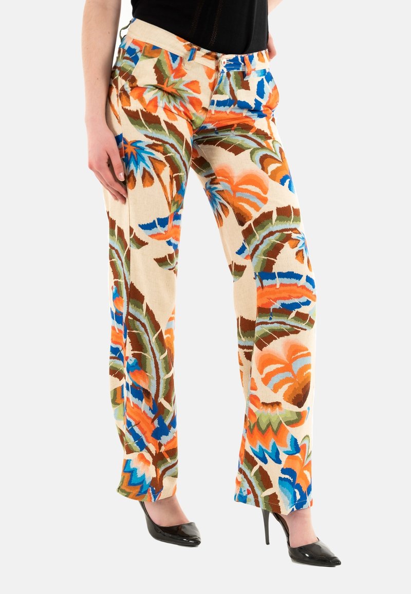 Pantalons à motifs floraux crème avec des accents bleus, oranges, verts et bruns. Présentent une coupe droite et des poches avant.