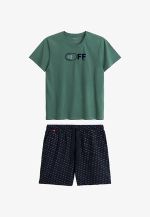 Zielona bawełniana koszulka z granatowym napisem "OFF"; granatowe szorty z powtarzającym się jasnoszarym wzorem i regulowanym pasem.