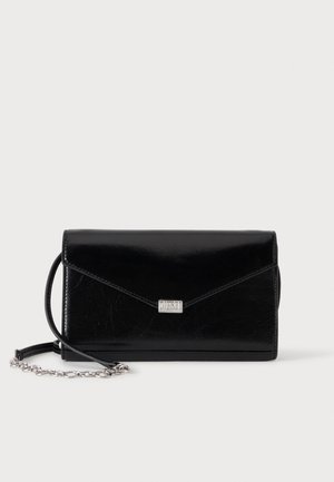 Pochette enveloppe en cuir noir avec plaque logo Diesel argentée sur le rabat avant et une fine bandoulière avec détail chaîne.