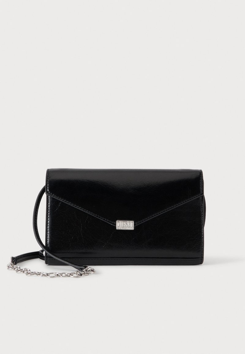 Pochette enveloppe en cuir noir avec plaque logo Diesel argentée sur le rabat avant et une fine bandoulière avec détail chaîne.