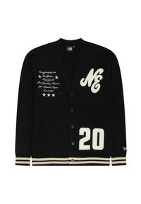 Cardigan noir avec un col en V et une fermeture à boutons. Comprend un texte et des chiffres brodés en blanc, des accents crème et des poignets rayés.