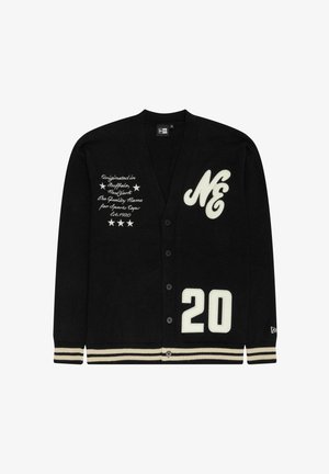 Cardigã preto com decote em V e fecho de botões. Apresenta texto e números bordados em branco, detalhes em creme e punhos listrados.