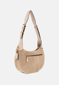 Beige Wildleder-Hobo-Tasche mit einer geschwungenen Form, goldenen Beschlägen und einem kontrastierenden glatten Trageriemen. Verfügt über eine Reißverschlusstasche auf der Vorderseite.