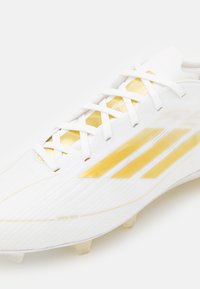 adidas Performance F50 PRO FIRM GROUND - Jalkapallokengät kiinteälle alustalle - footwear white/gold metallic