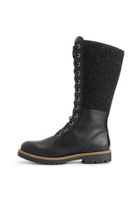 Hoge zwarte leren laars met fleece bovenkant, vetersluiting aan de voorkant en robuuste zool, weergegeven vanaf de zijkant op een witte achtergrond.