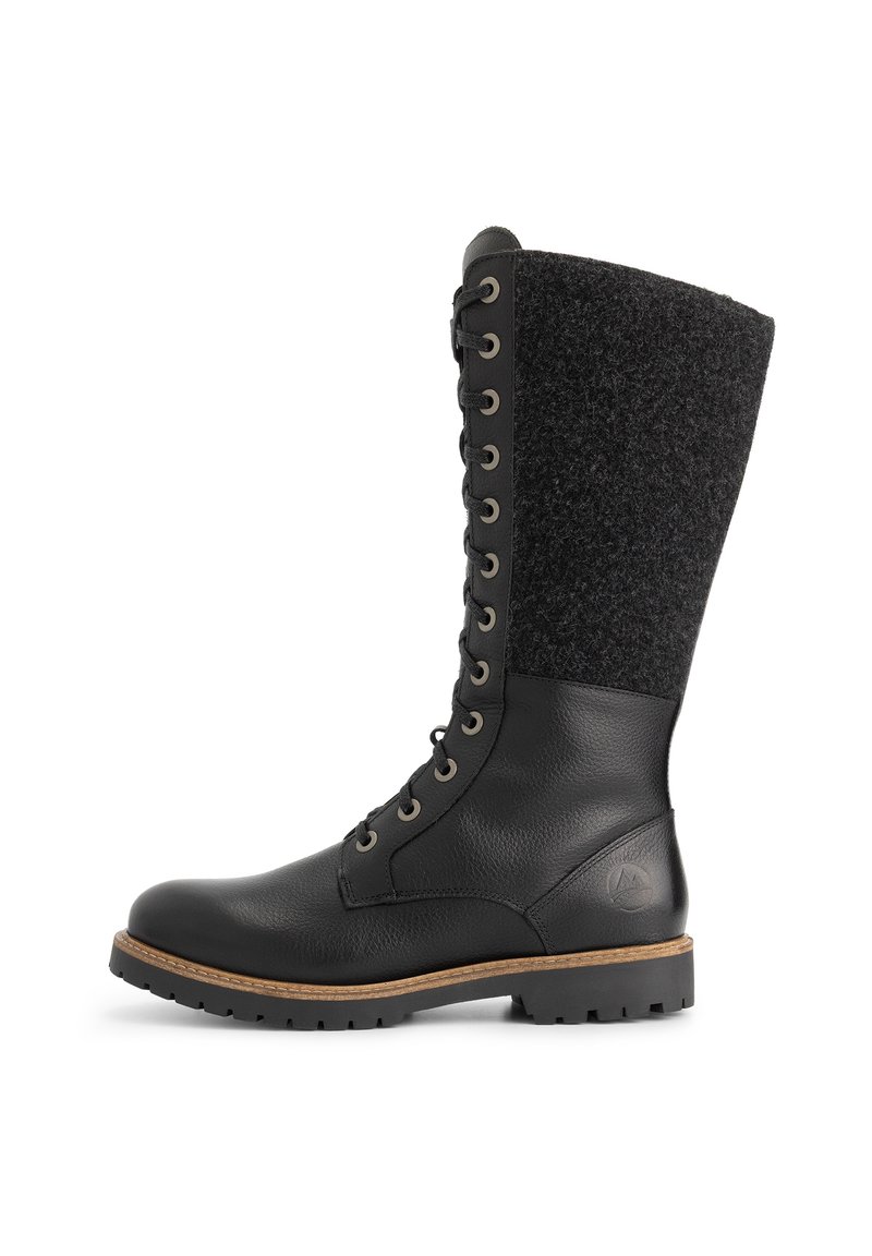 Hoge zwarte leren laars met fleece bovenkant, vetersluiting aan de voorkant en robuuste zool, weergegeven vanaf de zijkant op een witte achtergrond.