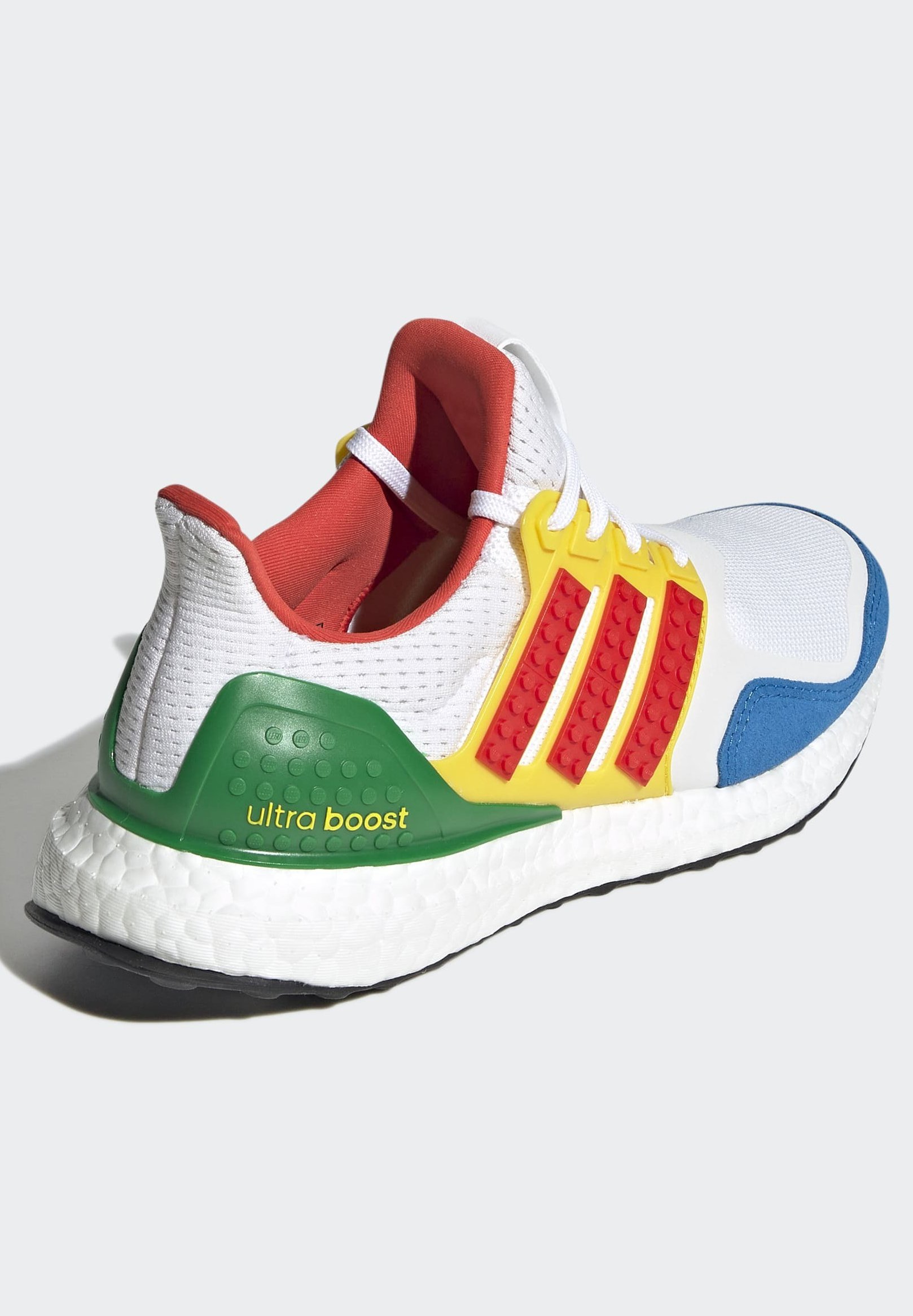 adidas Performance X LEGO - ULTRABOOST RUNNING PRIMEGREEN - Chaussures de  running neutres - white/blanc - ZALANDO.FR