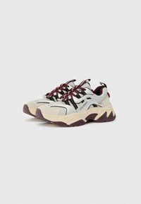 Chunky sneakers in beige en grijs met zwarte accenten. Kenmerkt een gestructureerd gaas en stevige veters in bordeauxrood. Dikke, gemusterde zool.