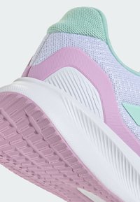 Basket légère avec une tige en mesh lavande et vert menthe, présentant une semelle blanche texturée et des accents roses.