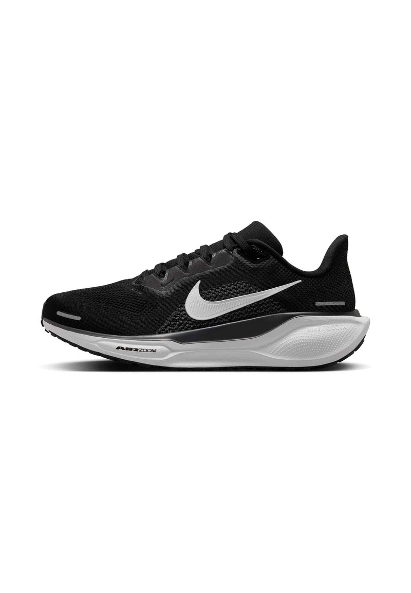 Czarne buty sportowe z siateczkową cholewką, białym logo i amortyzowaną podeszwą z teksturowanym wzorem. Lekka konstrukcja do biegania.