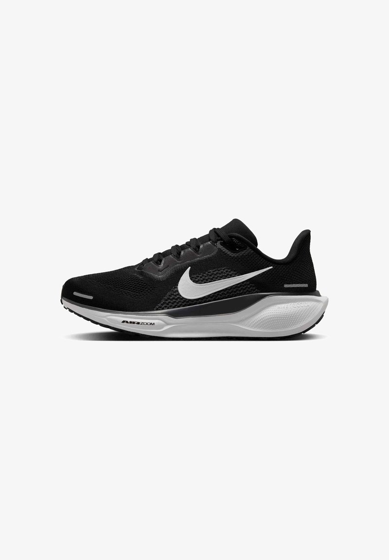 Czarne buty sportowe z siateczkową cholewką, białym logo i amortyzowaną podeszwą z teksturowanym wzorem. Lekka konstrukcja do biegania.