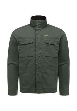 Mørkegrøn jakke med høj krave, to brystlommer med klap, to sidelommer og frontlukning med knapper.