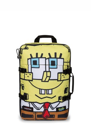 Zaino rettangolare giallo con un volto da cartone animato che ricorda SpongeBob SquarePants, con occhi blu, denti sporgenti e design della cravatta rossa.