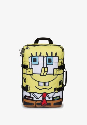 Gul rektangulær rygsæk med et tegneserieansigt, der ligner SpongeBob SquarePants, inklusive blå øjne, store tænder og et rødt slips design.