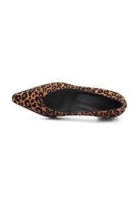 Zapato de tacón alto con estampado de leopardo y punta afilada, hecho de un tejido texturizado en tonos de naranja y negro, con un interior negro liso.