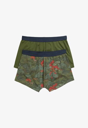 Deux paires de boxers : une d'un vert olive uni, l'autre ornée d'un motif feuillu en vert, rouge et marron sur un fond vert foncé. Tailles élastiques bleu marine.