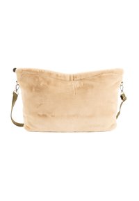 Borsa in tessuto beige morbido con forma rettangolare, texture soffice e tracolla verde oliva regolabile. Dettaglio della cucitura al centro.