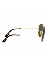 Occhiali da sole in metallo dorato con lenti verdi, con astine a motivo tartaruga e bracci dritti e sottili per un design leggero.