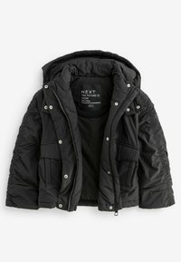 Schwarze gepolsterte Jacke mit abnehmbarem Kapuzen, ausgestattet mit einem Reißverschluss und Druckknöpfen, mehreren Außentaschen und gerafften Ärmeln.